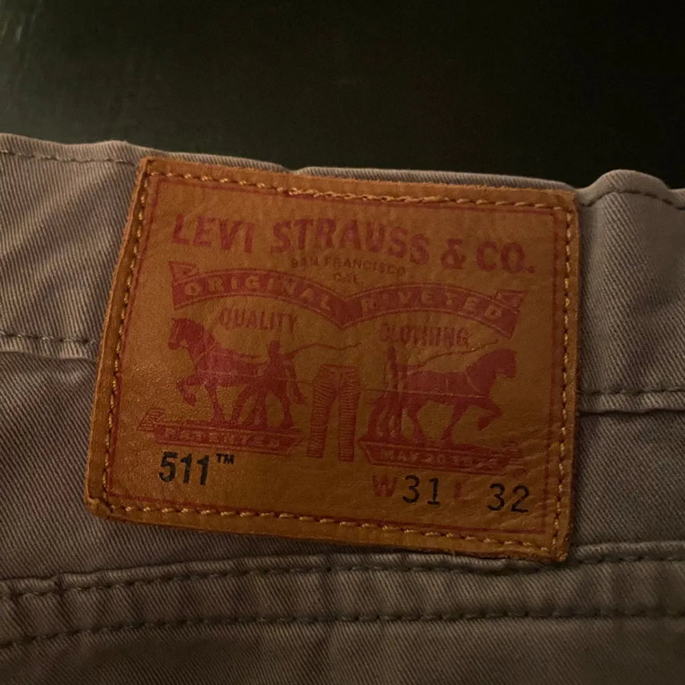 Säljer nu mina Levis byxor, har aldrig använt dom 10/10 skick Skriv om intresserad💯. Jeans & Byxor.