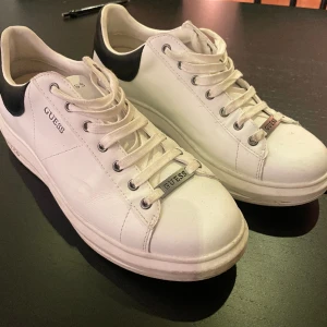 Guess skor - Skick 9/10 använd fåtal gånger 