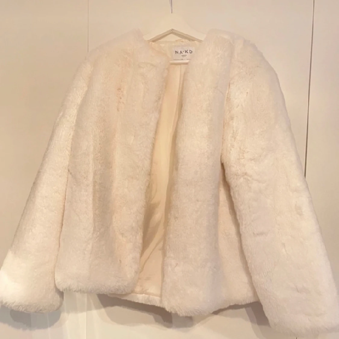 Vit pälsjacka från Lovisa Barkmans kollektion för NAKD - 90