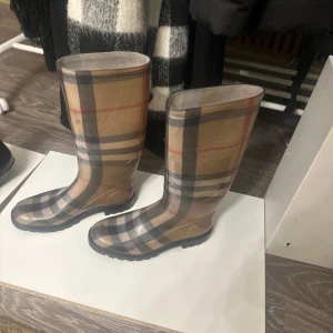 Gummistövlar  - Gummistövlar i storlek 37, stor i storleken i jättefin skick.