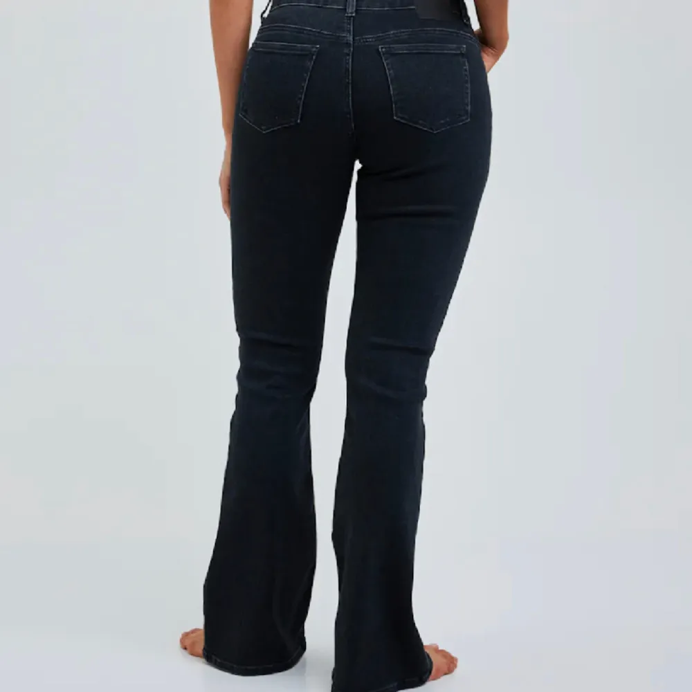 Säljer dessa lågmidjade bootcut jeansen från Bikbok! Dem är endast använda typ 3 ggr 🤍 waist: S Length: 31 passar om man är under 160 cm! Nypris är 600:- !! Skriv priv vid frågor . Jeans & Byxor.