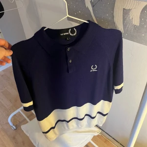 Raf Simons x Fred Perry stickad piké  - RAF Simons x Fred Perry piké Storlek L Använd några gånger men inga fläckar eller skador Nypris 2000kr