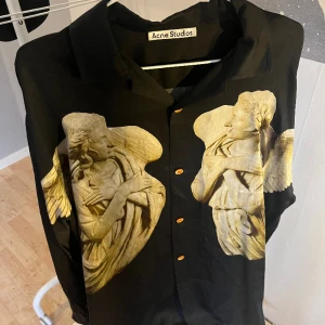 Acne studios skjorta - Är bara använd 1/2 gånger så inga fläckar eller skador. Storlek L men oversize  Funkar både till tjejer och killar då den kan användas som klänning Nypris 4000kr