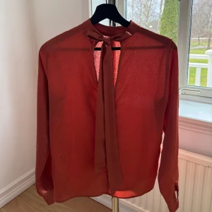 Blus  - Kopparfärgad blus från vila med öppen rygg. Använd en gång på julafton. 