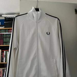 Säljer min Fred Perry zip up då den inte används längre. Sitter tts. 