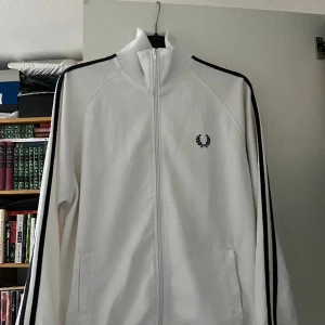 Fred Perry Zip up  - Säljer min Fred Perry zip up då den inte används längre. Sitter tts. 