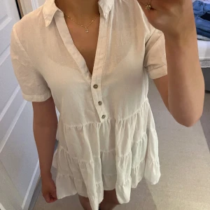 Vit Zara klänning  - Vit klänning från Zara✨ såå fin till sommaren eller studentklänning! 