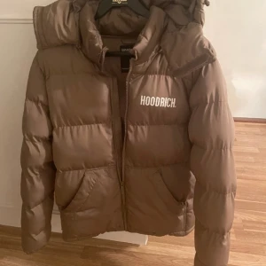Hoodrich jacka  - Skick 8/10 använd 1 vinter  Pris: 800 kr men kan gå ner