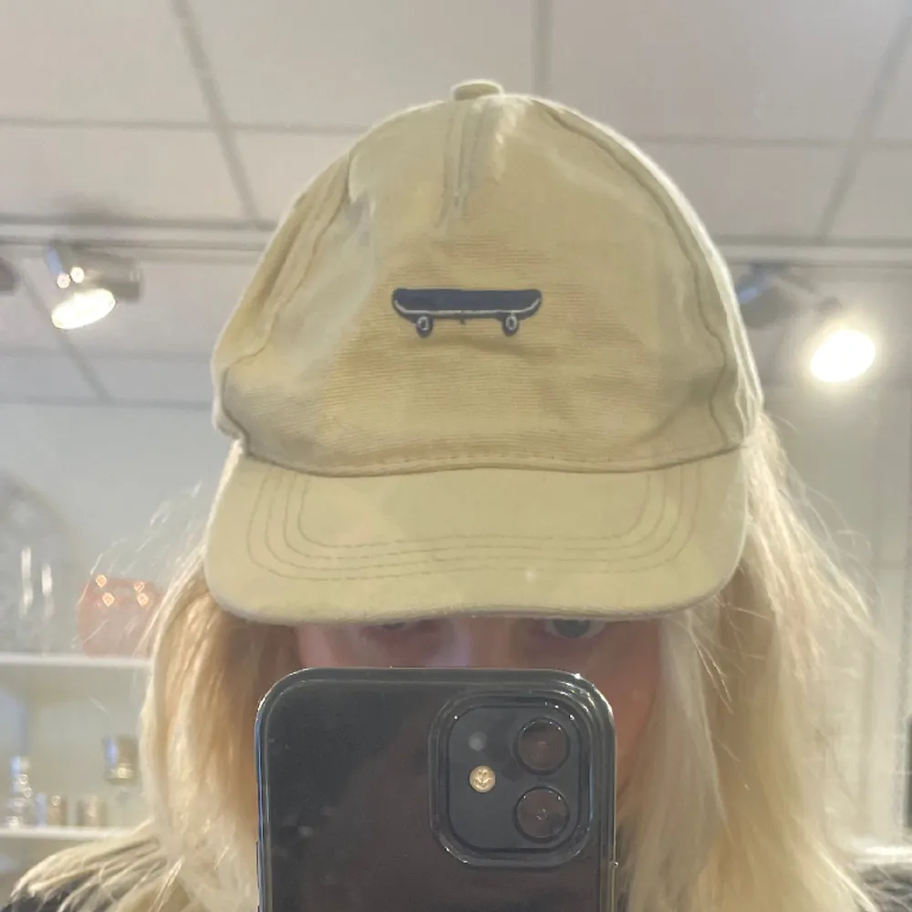 Snygg keps från Myrorna, i jättebra skick!   Pris är inte inklusive frakt, så skriv till mig om du är intresserad så löser vi nåt 😇🧢. Accessoarer.