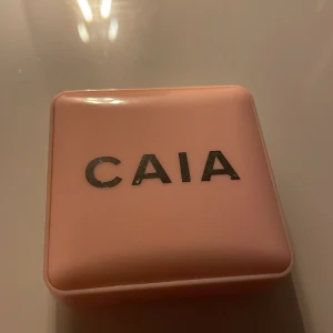 Caia  - Jättefin blush i wild strawberry, färgen passa inte mig, sparsamt använd men produkten i sitter löst men inte något problem när man använder den