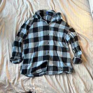 Rutig skjorta från H&M Divided XL - Snygg rutig skjorta från H&M Divided i svart och blått. Skjortan är i 100% bomull, har klassisk krage, långa ärmar och knäppning framtill. Perfekt för en avslappnad och cool look.  Inte stretchig. Men i väldigt bra skick. Storlek XL Från H&M #rutig #skjorta #sommar #blåsvart