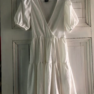 Vit sommarklänning  - Jag säljer min fina klänningar som är ifrån Gina Tricot. Använd få antal gånger🤍