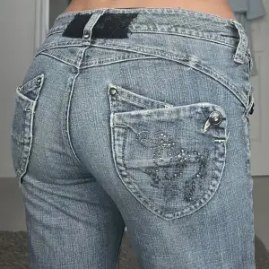 Galet snygga low waisted jeans med glitter på ena fickan😍 Säljer då de tyvärr är lite för korta för mig! Skriv vid frågor eller fler bilder💓 ( bilderna är lånade från förra säljaren )