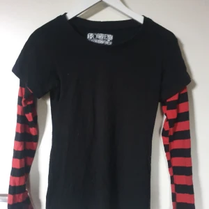 Emo tröja - Säljer en emo tröja, från poizen, köpt på bluefox för 2 år sen, men fortfarande i fint skick 💞 Köpt för 399💞