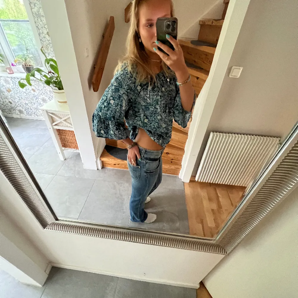 Super snygga lågmidjade jeans från Lee! Ljusblå, bra längd för allt från 160-170cm💞💞 Säljer direkt för 750. Jeans & Byxor.