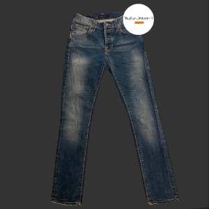 Säljer dessa riktigt snygga nudie jeans i modellen grim Tim. som är i super Skick.  