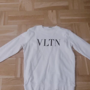 Valentino vit  - Mycket bra skick mer information dm 