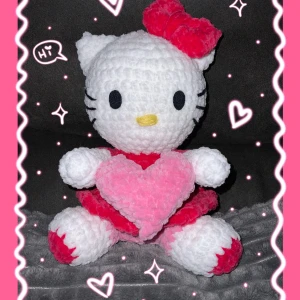Virkad Hello Kitty 💕 - ❥ Handvirkad Hello Kitty av mig ❥ 100% mjuk polyester ❥ Dm vid intresse (swish) eller ”köp nu” ❥ ca 24 cm hög ❥ Ögonen är gjorda av målat filt tyg som jag har limmat fast med textillim ❥   Mönster av/pattern by: Allison from Wonder Crochet