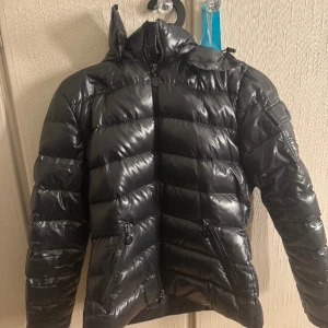 Moncler jacka  - Köpte min moncler jacka här på Plick men säljer den pga den är för liten. Den är i jätte bra skick 