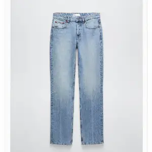 Säljer dessa supersnygga raka jeans från zara då dom tyvärr inte kommer till användning💕