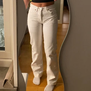 Levisjeans - skitsnygga vita levisjeans i mycket bra skick som inte kommer till användning längre! i W 28 och L 34 men de är uppsydda i benen så passar mig som är ca 163🥰midwaist 