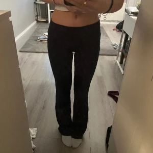 Yoga pants💫 - Fint skicka inte använt så många gånger pågrund av att dem är för stora så jag säljer nu dem. Frakt tillkommer vid köp🫶🏻💘