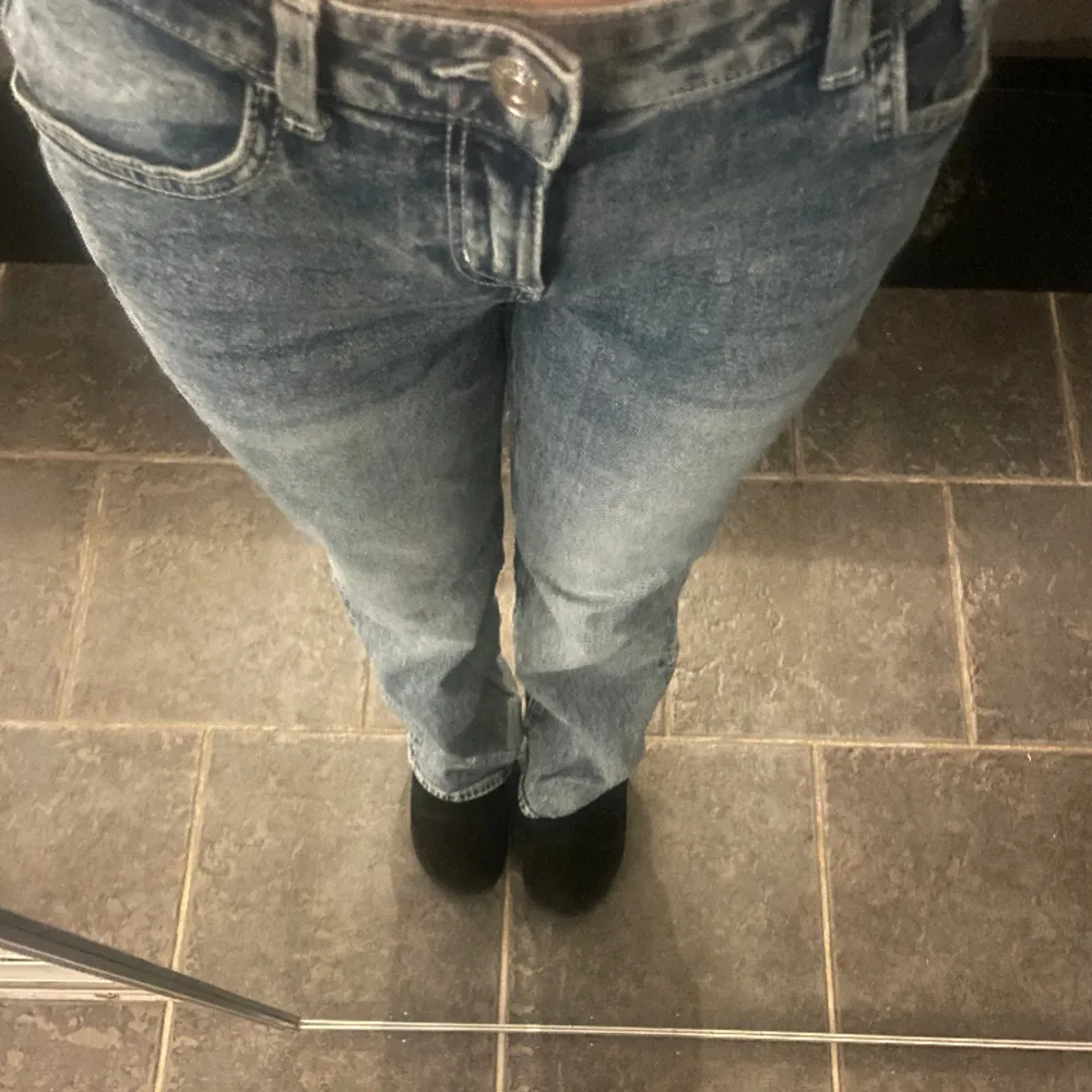 Lågmidjade bootcut jeans från hm som är mörkblåa jätte fina och är i storlek 38 men passar 36 också❤️ knappast andvända. . Jeans & Byxor.