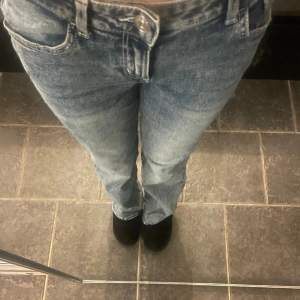Lågmidjade bootcut jeans från hm som är mörkblåa jätte fina och är i storlek 38 men passar 36 också❤️ knappast andvända. 