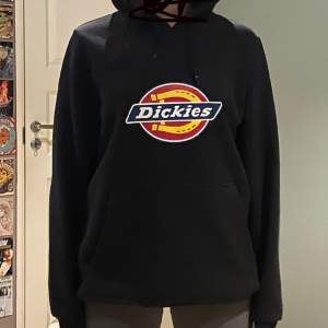 Jag säljer mig Dickies hoodie för jag aldrig har använt den, jag köpte den för 749kr men säljer den för 500kr, vi kan diskutera priser och om du har några frågor så är de bara att skicka 