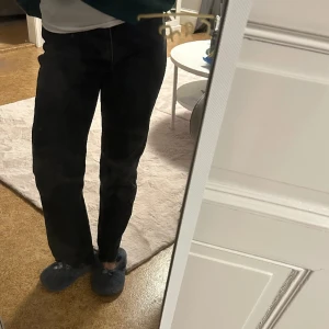 Svarta raka jeans  - Svarta jeans ifrån Nakd. passar storlek 36 eller snyggt oversized på en 34/32.