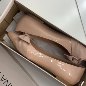 Rosa Ballerina skor  - Säljer dessa nästan HELT NYA ballerinaskor, endast använda 1 gång! De är i mycket gott skick - inga defekter alls! 🌟Lådan medföljer! NYPRIS: 369!Säljer då dem inte passar mig.💞Lågt pris då jag vill bli av med dem snabbt! 