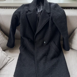 Svart kappa - En svart kappa i lite teddy material 