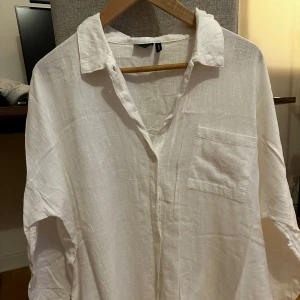 Linneskjorta - Oanvänd linneskjorta i en oversized modell. Finns matchande shorts i ett annat inlägg.