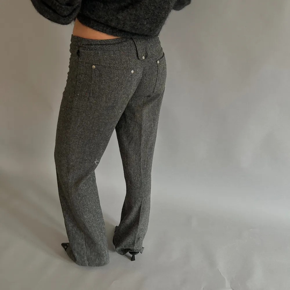 Glittriga lågmidjade kostymbyxor Innerbenslängd: 86 cm Midjemått (sida till sida): 36 cm. Jeans & Byxor.
