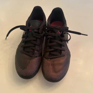 Tiempo  - Fotboll skor som är nästan nya 