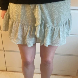 Volang kjol - Volangkjol från NAKD i så fin grön färg. Helt oanvänd med lappar kvar. Knytning och gömd dragkedja på sidan. 🎀 Kjolen är så bekväm då den har gömda ”shorts” inuti. 💕 Slutsåld på hemsidan. 