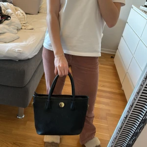 Don Donna väska  - Säljer denna väska från Don Donna då den inte kommer till användning längre. Den är köp för ganska länge sedan men är fortfarande i bra skick, ser nästan ny ut. Pris: 175 + frakt. Ett axelremsband tillkommer. 