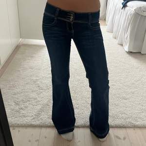 Utsvängda jeans med coola detaljer 