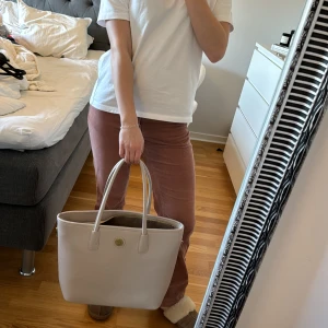 Don Donna väska  - Säljer denna väska då den inte kommer till användning längre. Den är några år gammal men väl omhändertagen och ser nästan som ny ut. Skriv gärna för fler bilder. Pris: 350kr + frakt. 