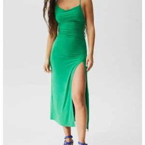 Grön klänning  - Grön midiklänning från Pull&Bear som aldrig är använd bara testad säljer då jag inte har fått användning av den. Köptes 2022