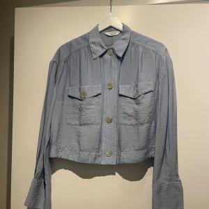 Blå blus - En ljusblå blus från & other stories, storlek 34. 