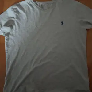 Ralph lauren t shirt i man storlek men passar även kvinnor.