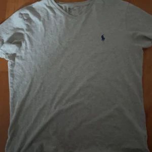 ralph lauren t shirt - Ralph lauren t shirt i man storlek men passar även kvinnor.