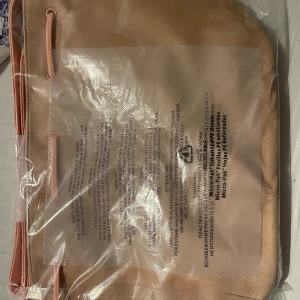 rosa väska - en rosa hugo boss väska den är mer rosa i verkligheten och är helt oanvänd 