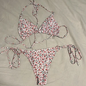 Bikini - Fin blommig bikini från shein, aldrig använd och underdelen är inte ens testad.