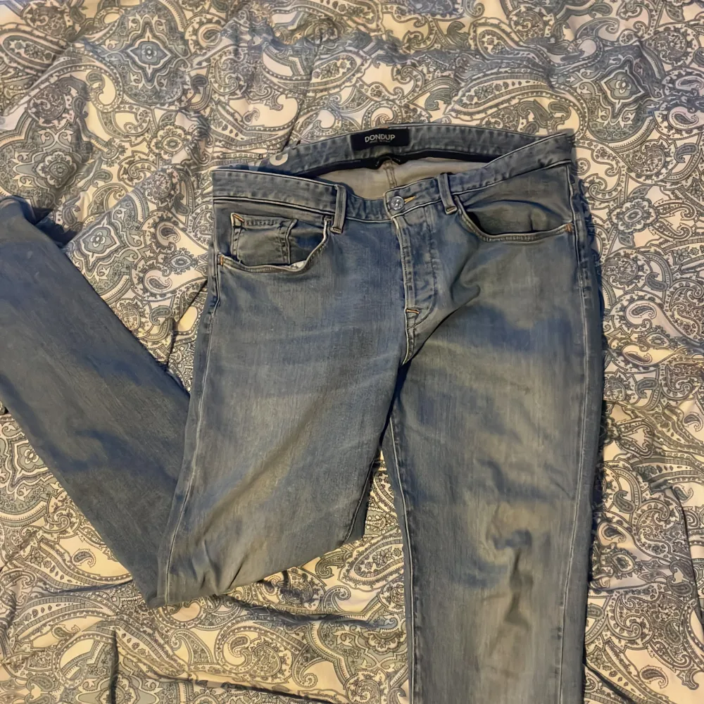 Ett par ljusblåa Limited Edition Dondup Jeans. Köpte dessa för några år sen oxh har använt en del. Även behövt laga de vid bakre ficka vilket knappt syns. Skick är fortfarande bra och det finns inga hål 7/10. Jeans & Byxor.