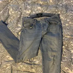 Ett par ljusblåa Limited Edition Dondup Jeans. Köpte dessa för några år sen oxh har använt en del. Även behövt laga de vid bakre ficka vilket knappt syns. Skick är fortfarande bra och det finns inga hål 7/10