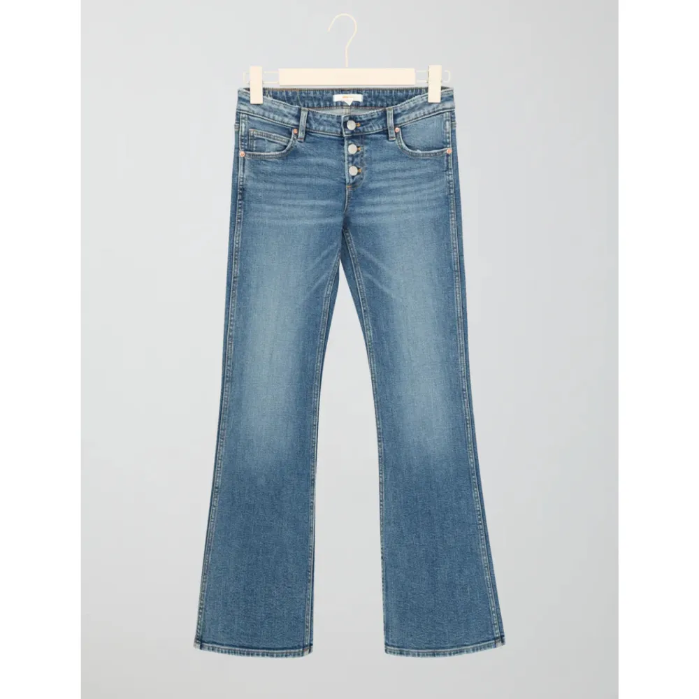 Jättesnygga jeans från GinaTricot. Köptes för 349kr & är slutsålda överallt. Nästan aldrig använda och är i princip helt nya. Skriv privat för bilder. . Jeans & Byxor.