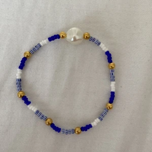 Pärlarmband  - Handgjort armband av en elastisk och slitstark tråd. 💙