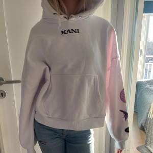 Jättefin hoodie ifrån Kani. Den är i jättefint skick förutom att ena snöret är trasigt🩷